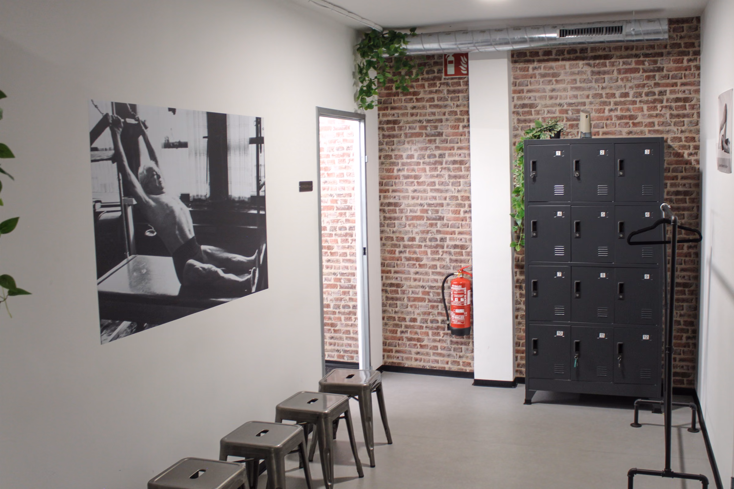 Entrada del centro Fisioiregua con una foto de Joseph Pilates en la pared