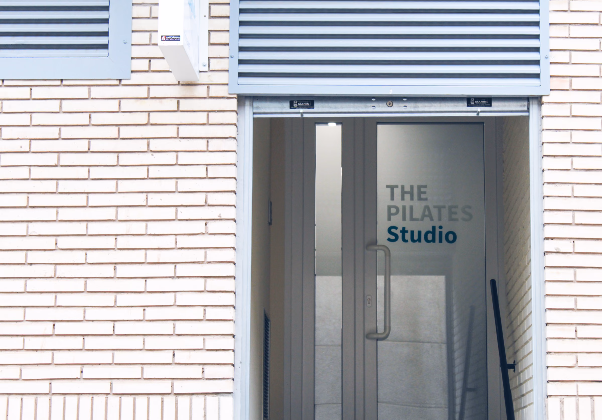 Puerta de The Pilates Studio en Albelda de Iregua
