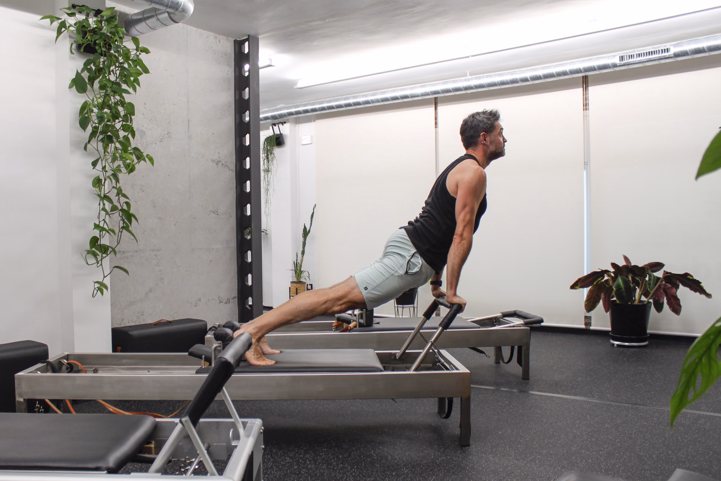 Instructor de The Pilates Studio trabajando en el Reformer