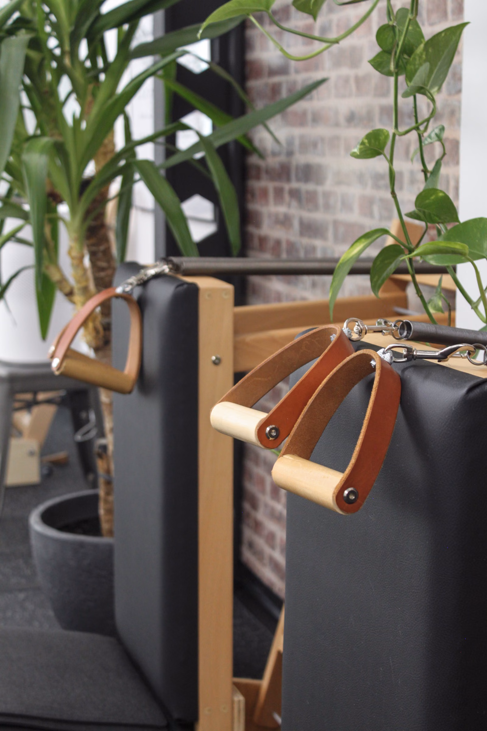Detalle de los aparatos de madera y piel de The Pilates Studio